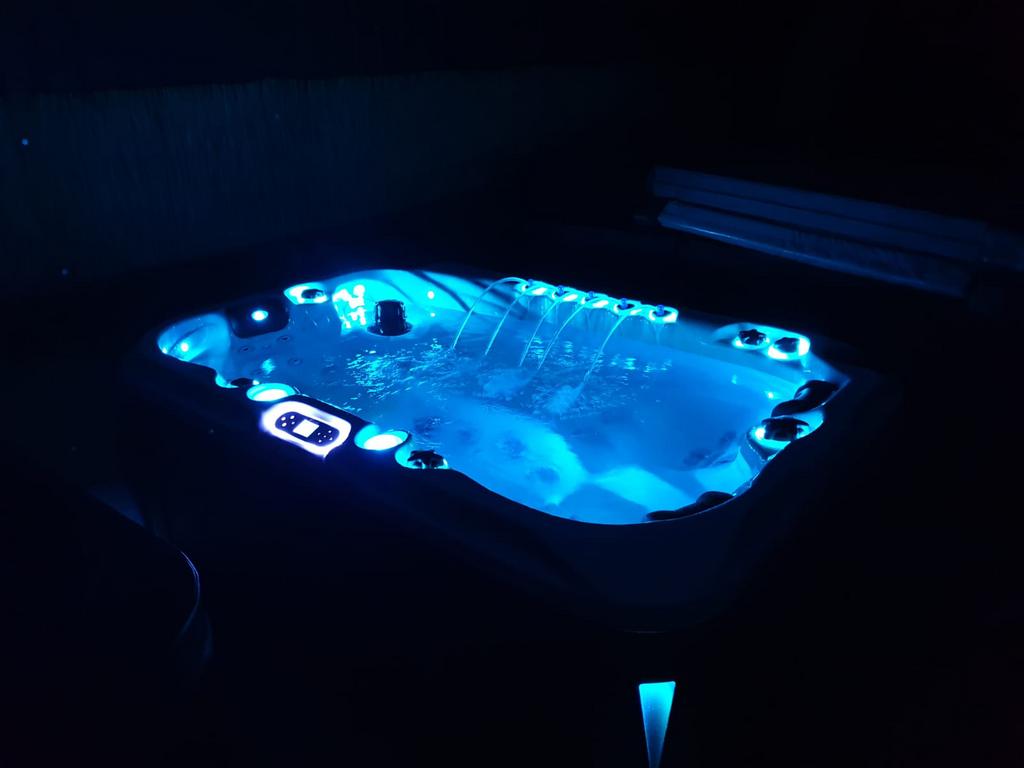 Jacuzzi gebruikt Passion Spa Sensation 3-pers Massage Spa, 4011 GM, Passion Spa, Zo goed als nieuw, Vast