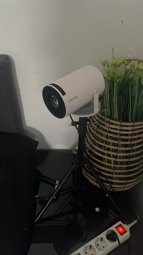 Beamer/ projector, Ophalen of Verzenden, Zo goed als nieuw, LED