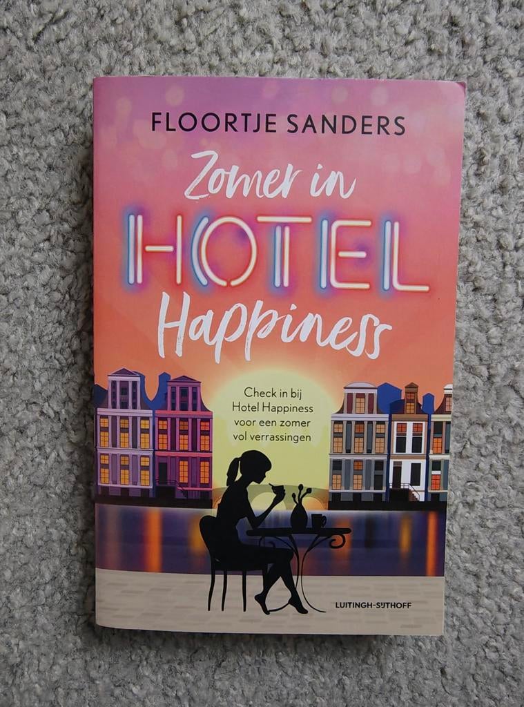 Zomer in hotel happiness, Ophalen of Verzenden, Zo goed als nieuw
