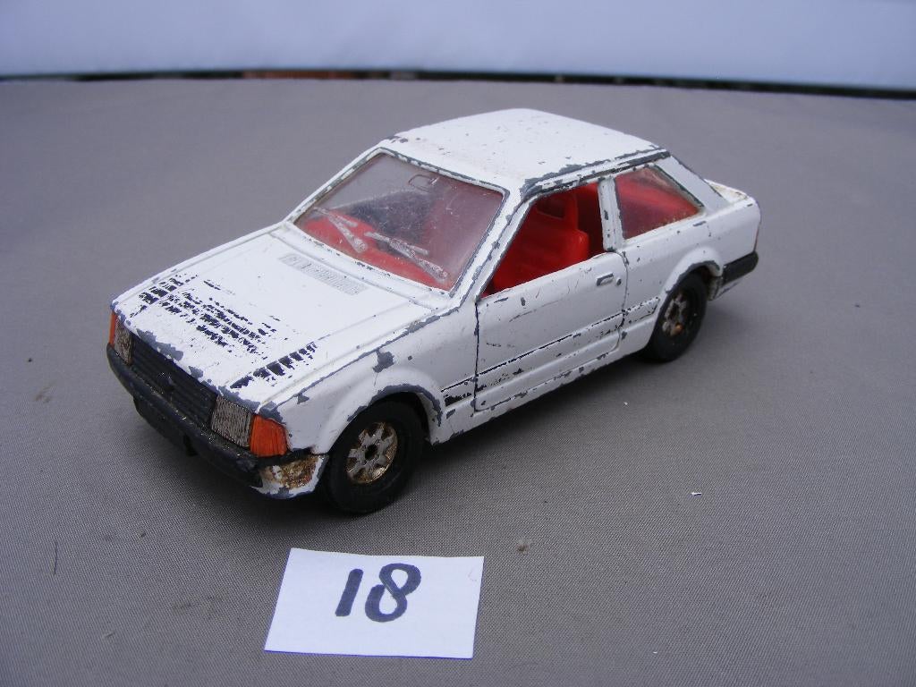 Ford escort mk3 corgi 1/36 (18) incompleet, Hobby en Vrije tijd, Modelauto's | Overige schalen, Ophalen of Verzenden, Gebruikt
