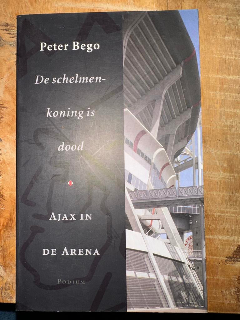 De Schelmenkoning is dood - Ajax in de Arena, Ophalen of Verzenden, Zo goed als nieuw, Overige sporten