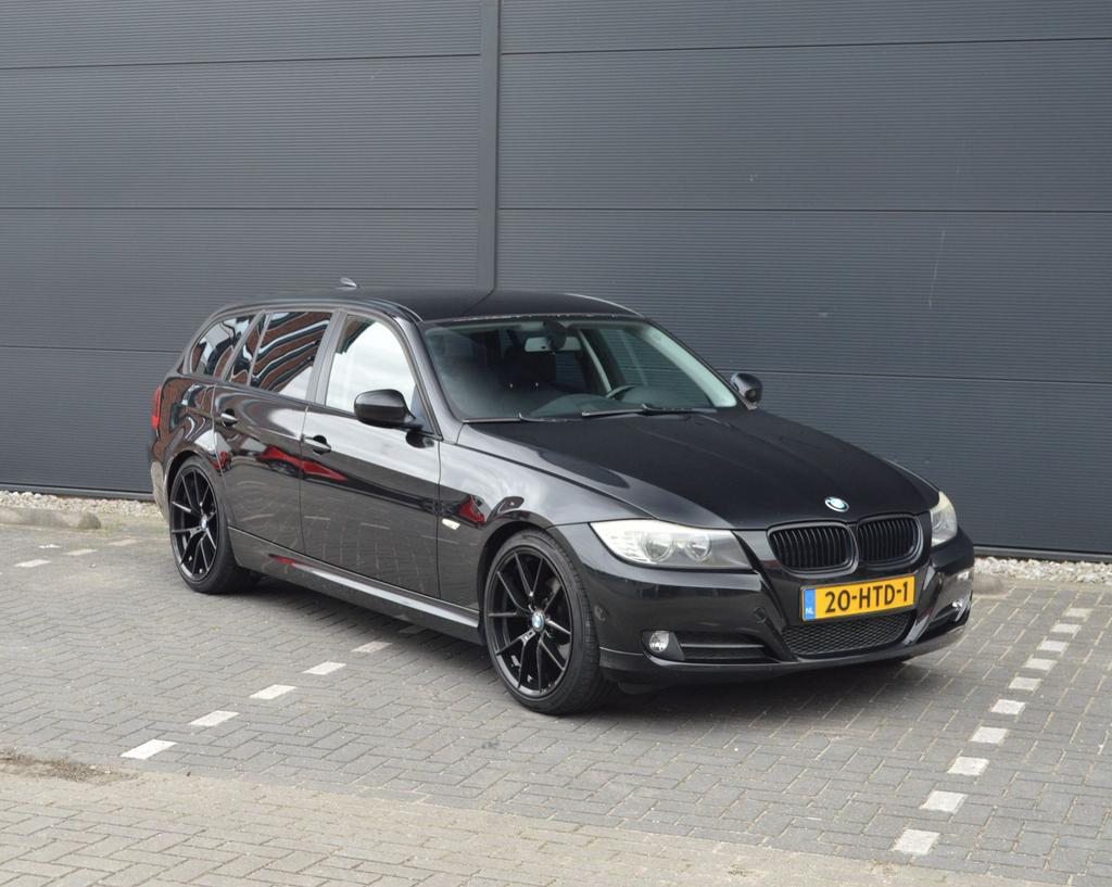 Technisch defect rechter voorwiel! BMW 3-Serie 2.0 318i, Auto's, BMW, Achterwielaandrijving, Zwart, Zwart, Stationwagon