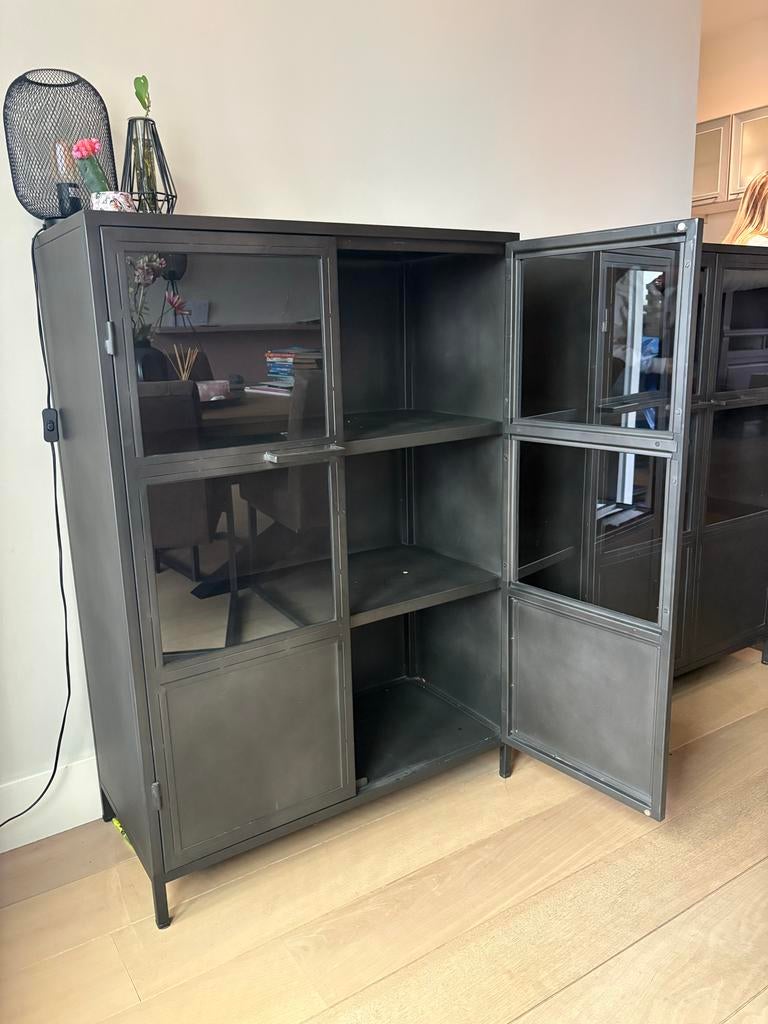 Industriële kast met glazen deuren,, Huis en Inrichting, Kasten | Dressoirs, Ophalen, 100 tot 150 cm, Zo goed als nieuw, Metaal
