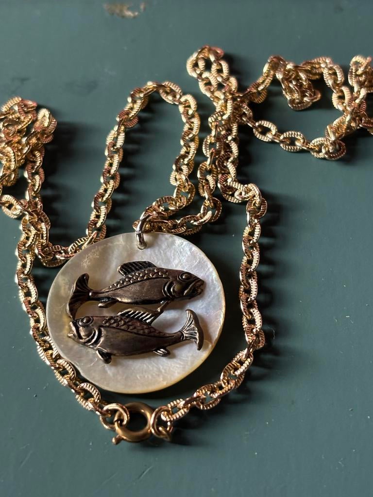 Bronzen Vissen Sterrenbeeld Hanger  en ketting op Parelmoer, Ophalen of Verzenden, Zo goed als nieuw, Steen of Mineraal, Dier