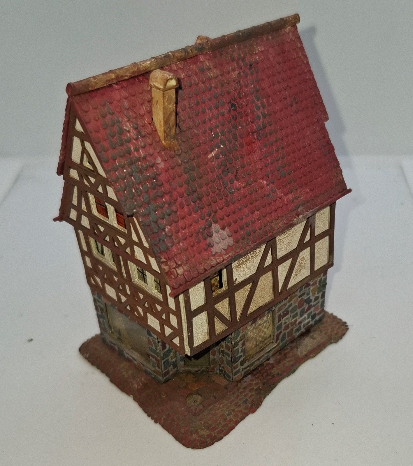vakwerk huis spoor n op rotsmuur, Hobby en Vrije tijd, Modeltreinen | N-Spoor, Gebruikt, Brug, Tunnel of Gebouw, Ophalen of Verzenden