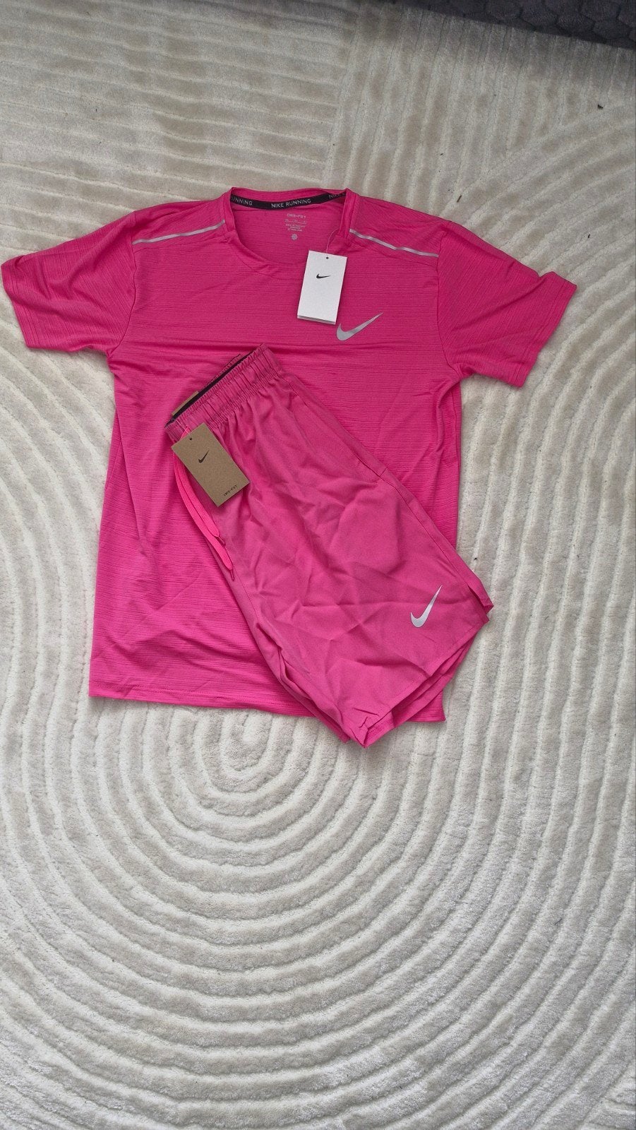 Nike hardloopset roze - T-shirt en korte broek maat S, Nike, Nieuw, Ophalen of Verzenden, Maat 36 (S)
