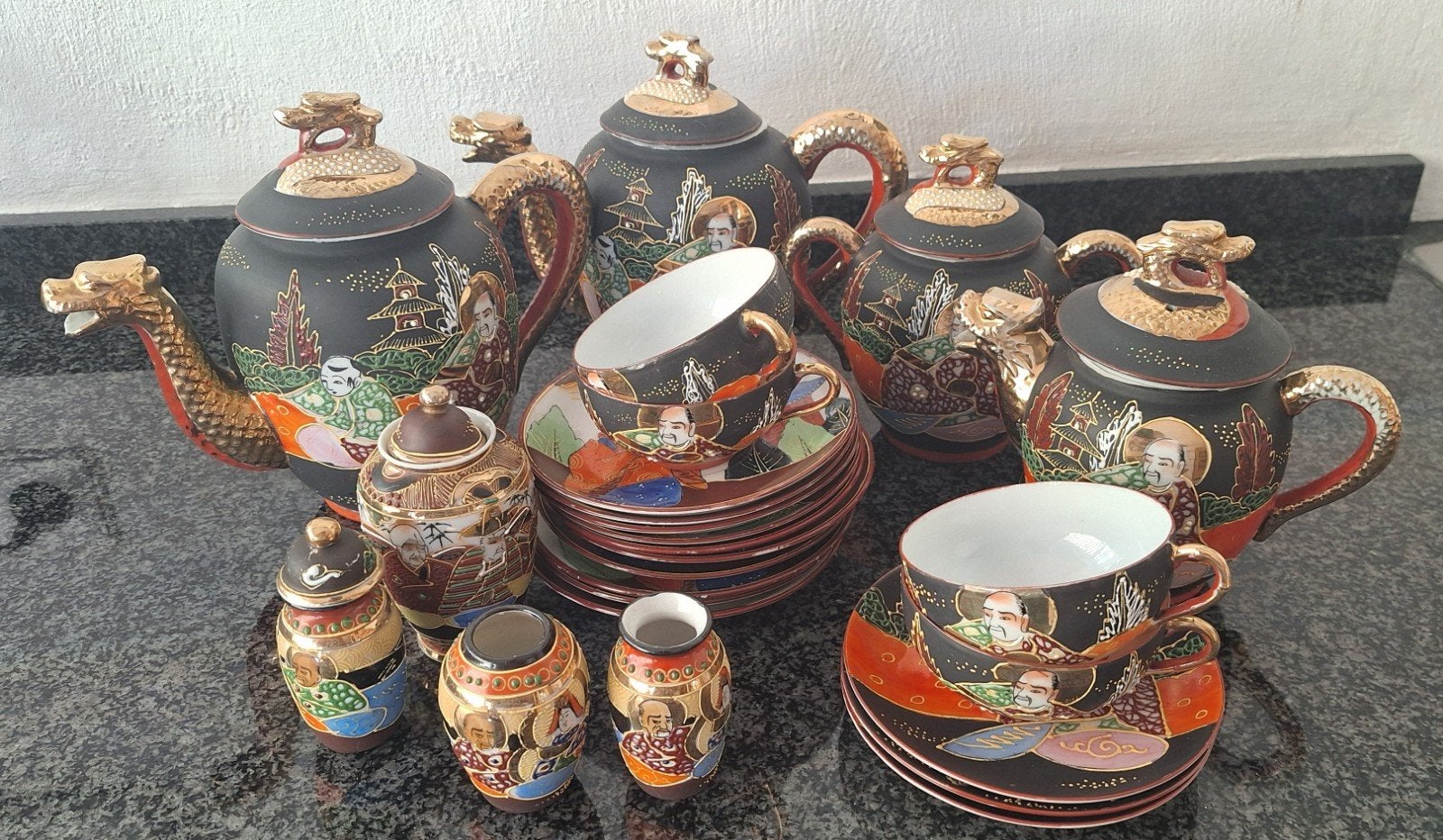 Prachtig Japans Satsuma theeservies met draken en figuren, Ophalen