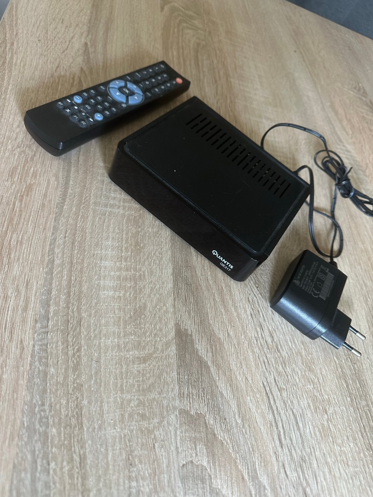 Quantis QE317 digitale DVB-C tuner met afstandsbediening, Ophalen of Verzenden, Zo goed als nieuw