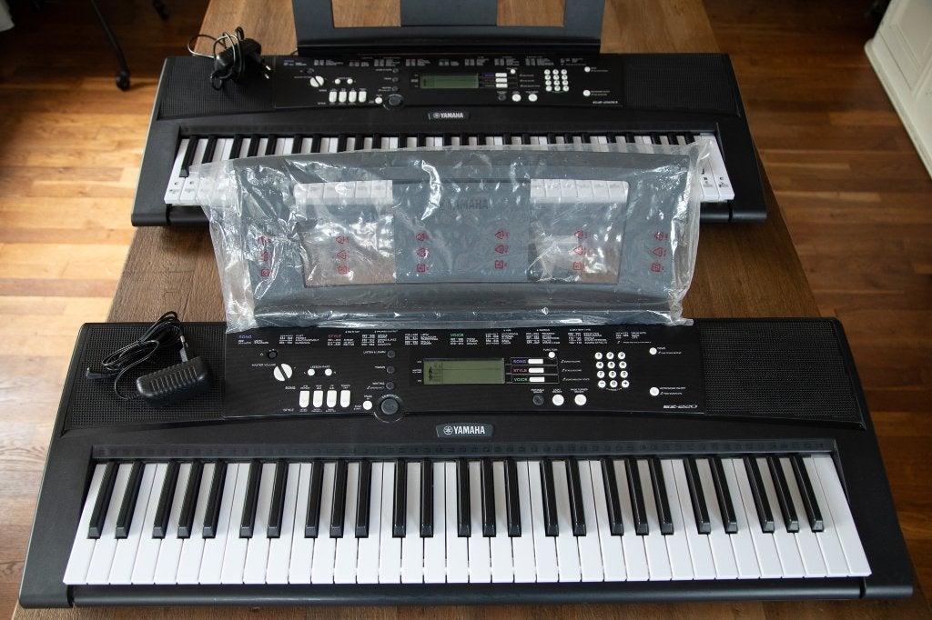 YAMAHA EZ-220 keyboard met adapter ( 2stuks), Muziek en Instrumenten, Ophalen, 61 toetsen, Yamaha, Zo goed als nieuw