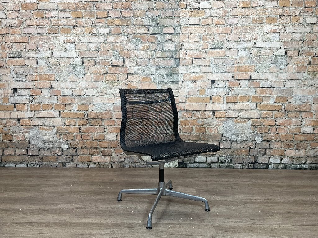 Herman Miller Eames Aluminum Group Side Chair bij TheReSales, Ophalen, Zwart, Zo goed als nieuw, Eén