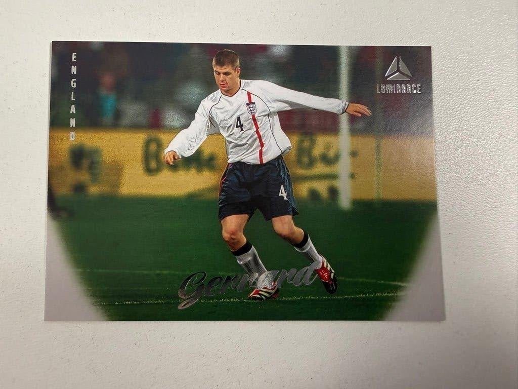 17 Steven Gerrard Horizontal Luminance England 2026, Ophalen of Verzenden, Nieuw, Buitenlandse clubs, Poster, Plaatje of Sticker