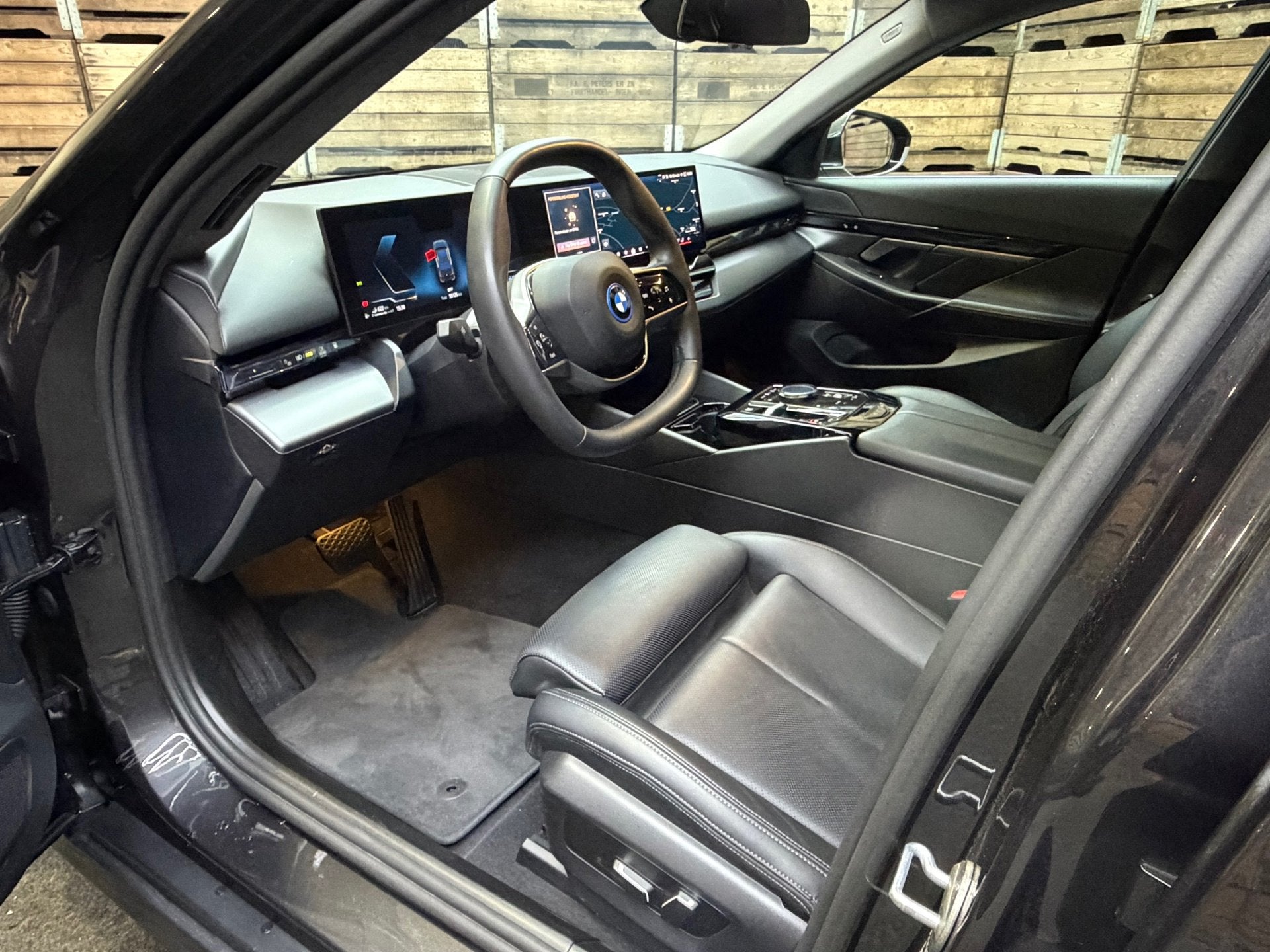 Foto 3 van BMW 5-serie 550e xDrive Leder Clima LED Camera Carplay 19"LM