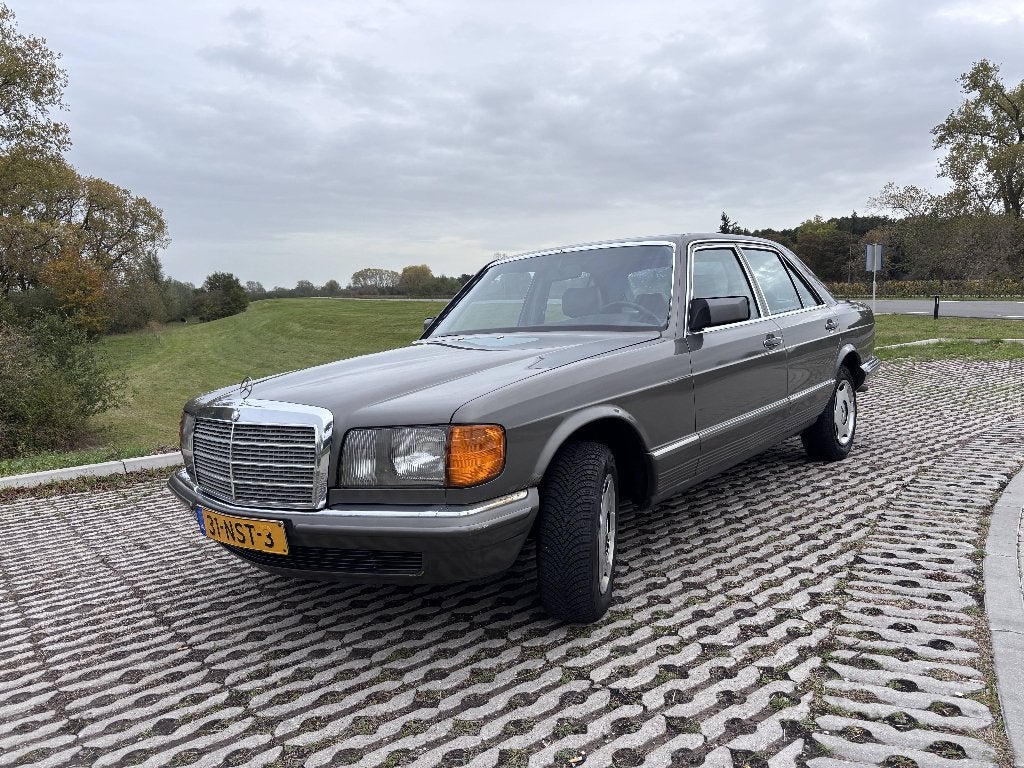Mercedes-Benz 380 SE 1985 LPG/Benzine Belastingvrij!, Auto's, Automaat, Leder, Grijs, Sedan