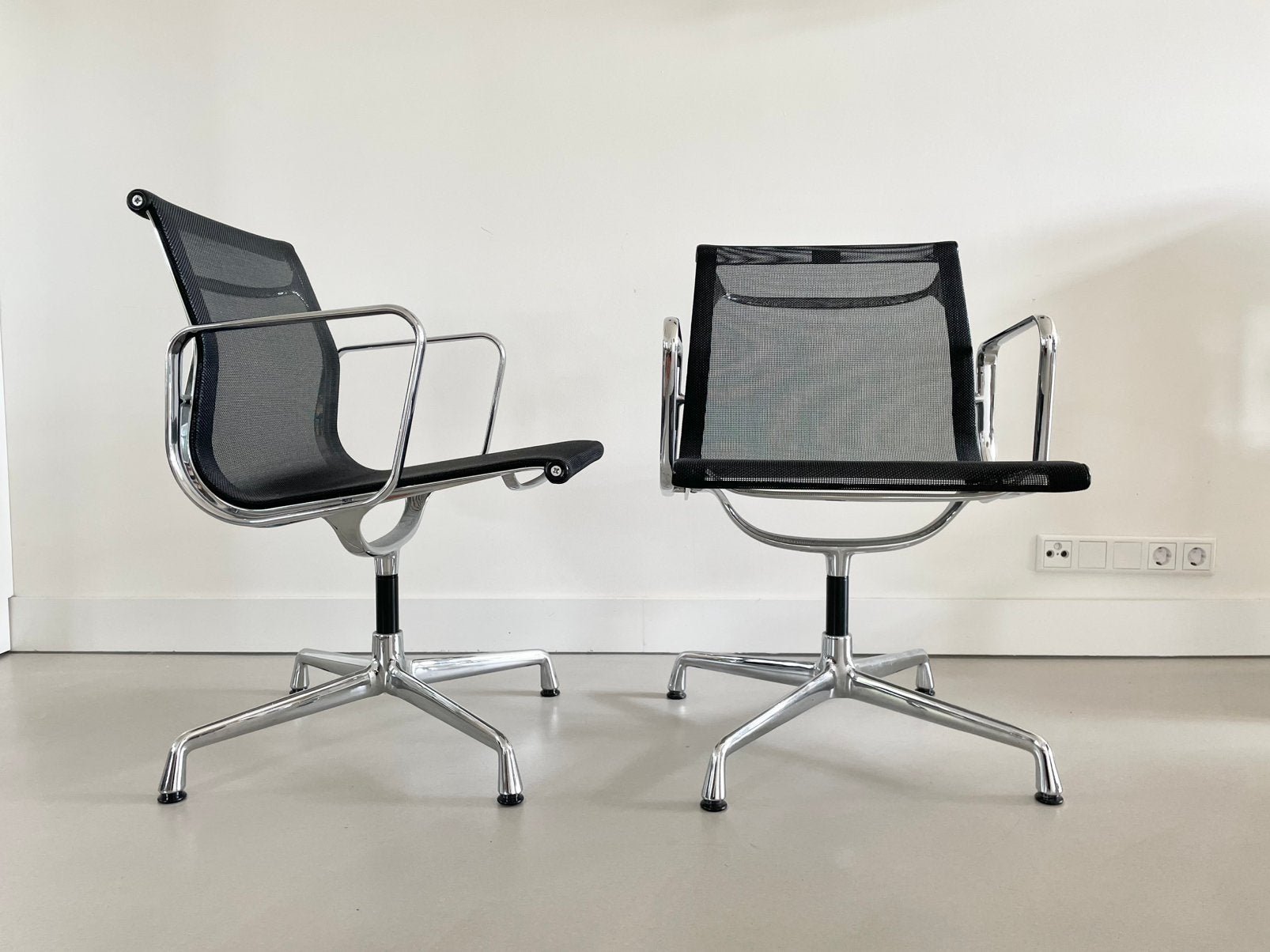 10x Vitra Eames ea108 netweave zwart chroom, Vitra, Zwart, Ophalen of Verzenden, Zo goed als nieuw