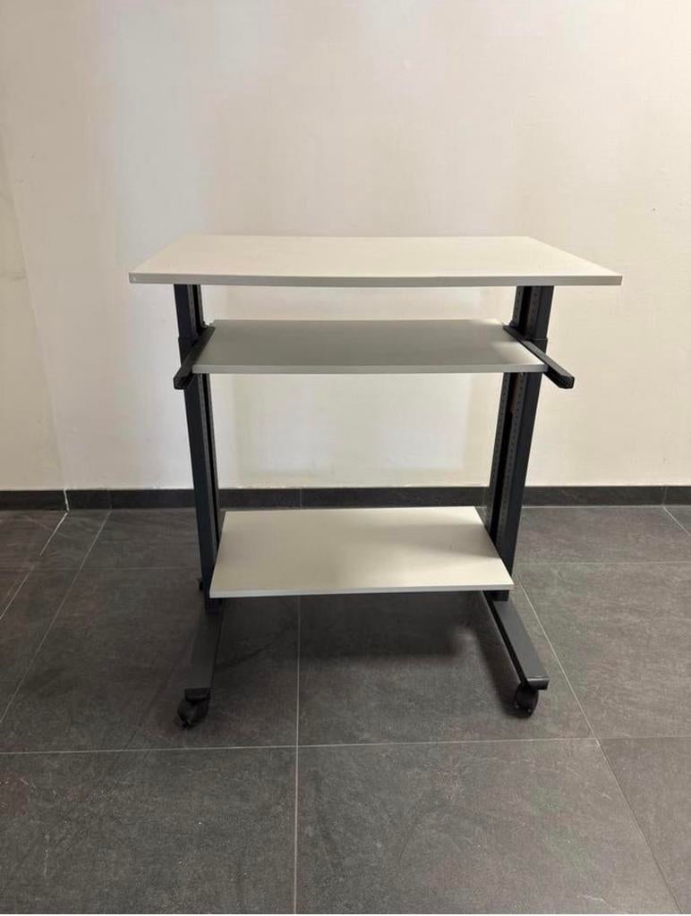 Computertafel met drie planken en wieltjes GRATIS, Gebruikt, 70 tot 120 cm, Ophalen of Verzenden, Metaal