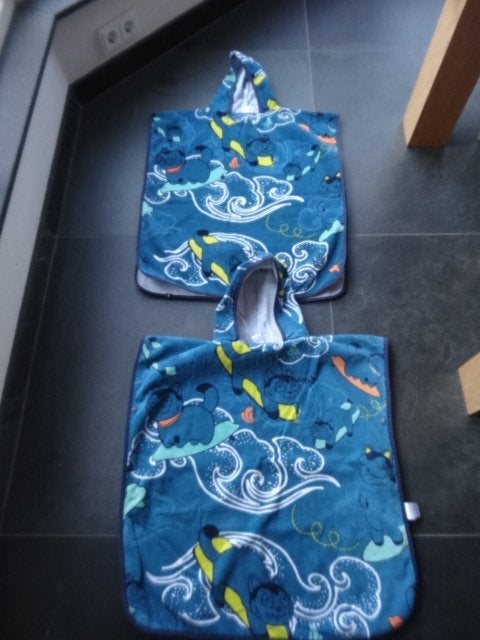 poncho kind, Decathlon, met capuchon, omslagdoek, Kinderen en Baby's, Kinderkleding | Kinder-zwemkleding, Gebruikt, Jongen of Meisje