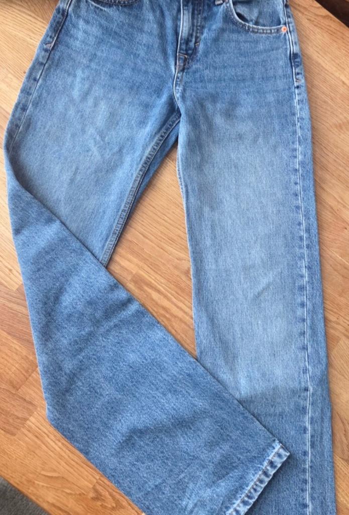 Jeans Pull and Bear en Stradivarius (maat 32), Kleding | Dames, Ophalen of Verzenden, Gedragen, Blauw, W27 (confectie 34) of kleiner