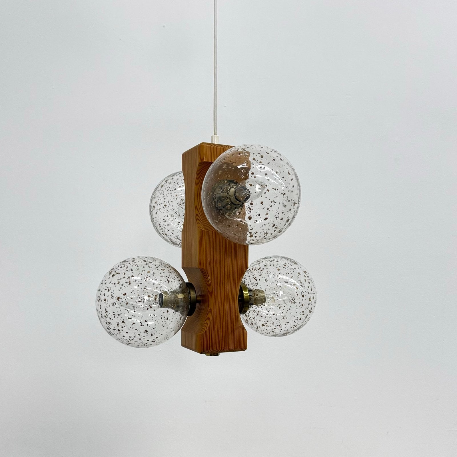Hanglamp Temde jaren 70 grenen met glazen bollen, Huis en Inrichting, Gebruikt, Lamp, Lamp, Lamp