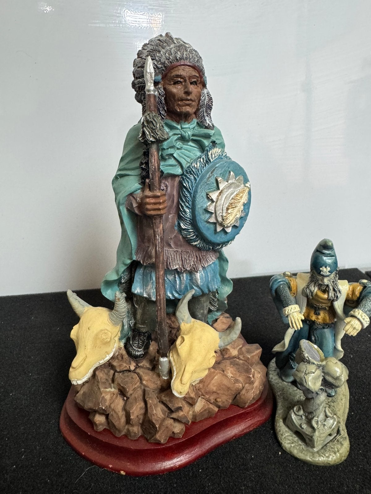 Lot beeldjes — Native American indiaan en tovenaar — 2 stuks, Verzamelen, Ophalen of Verzenden, Zo goed als nieuw