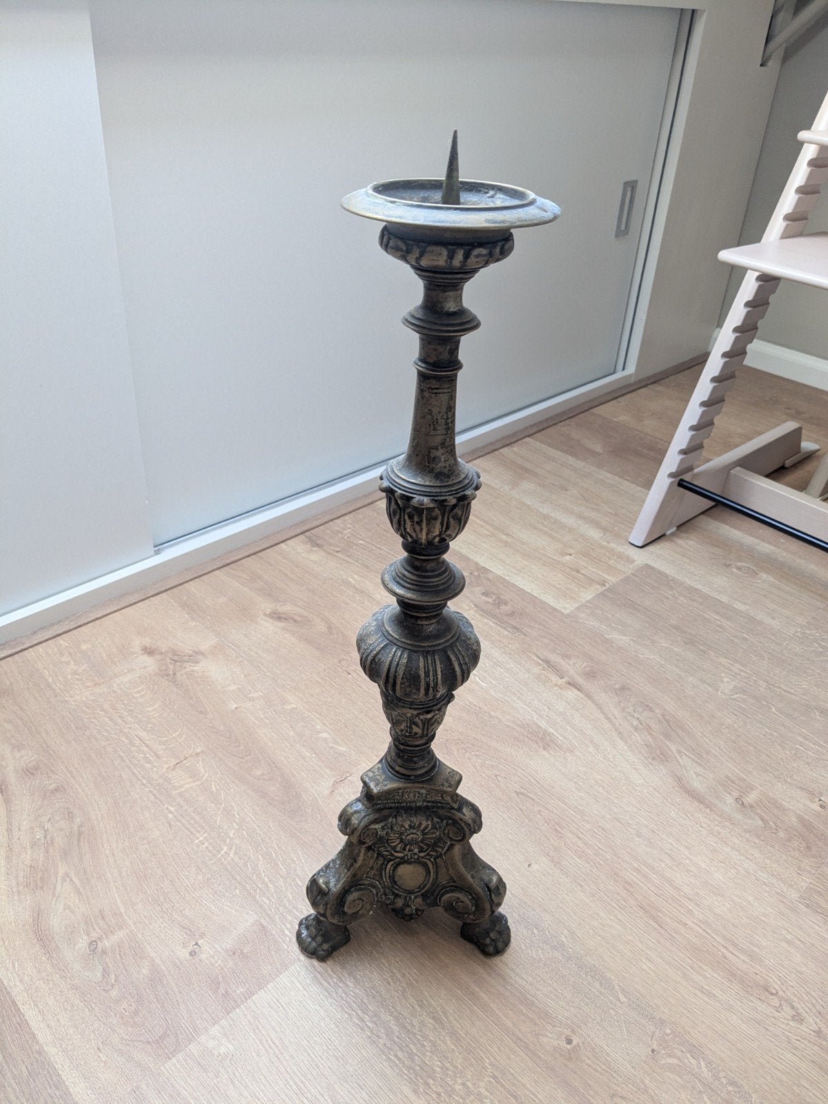 Vintage metalen kandelaar met Barok versiering - 61 cm, Ophalen of Verzenden