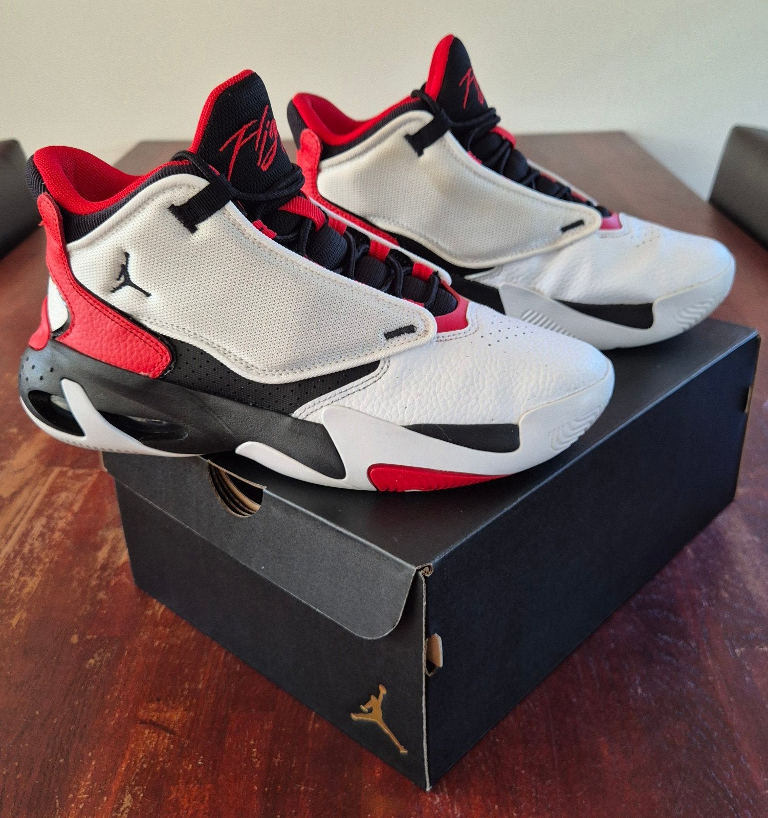 Jordan Max Aura 4 (GS) White Black University Red EUR 40, Kleding | Heren, Ophalen, Wit, Jordan, Sneakers of Gympen