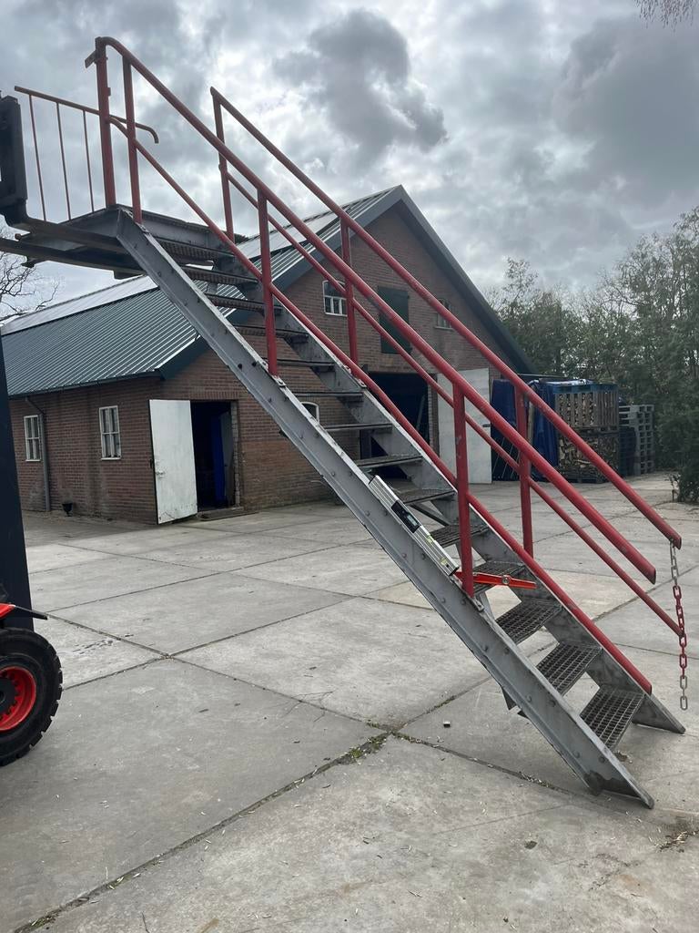 Gegalvaniseerde stalen trap 3 m hoog bordes 2leuning 83breed, Ophalen, Gebruikt, Trap, 2 tot 4 meter
