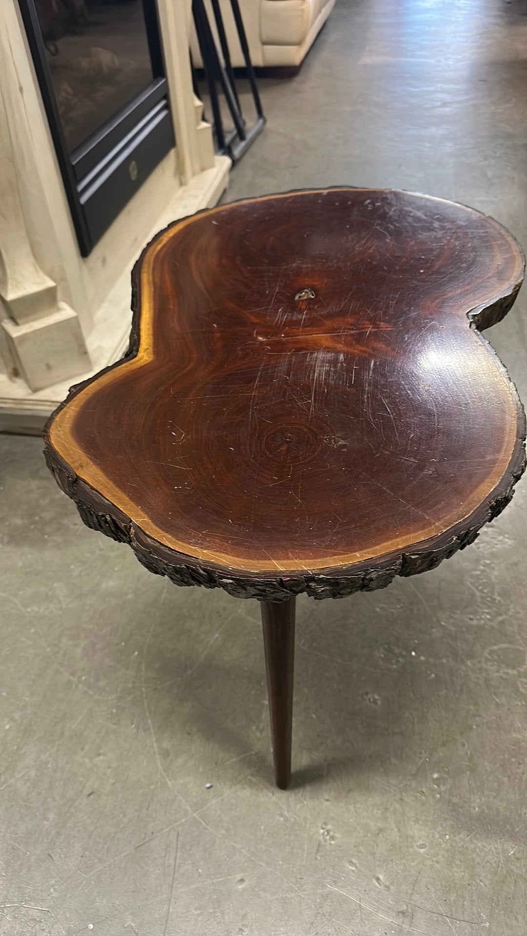 Unieke bijzettafel van boomstam met houten poten, Ophalen