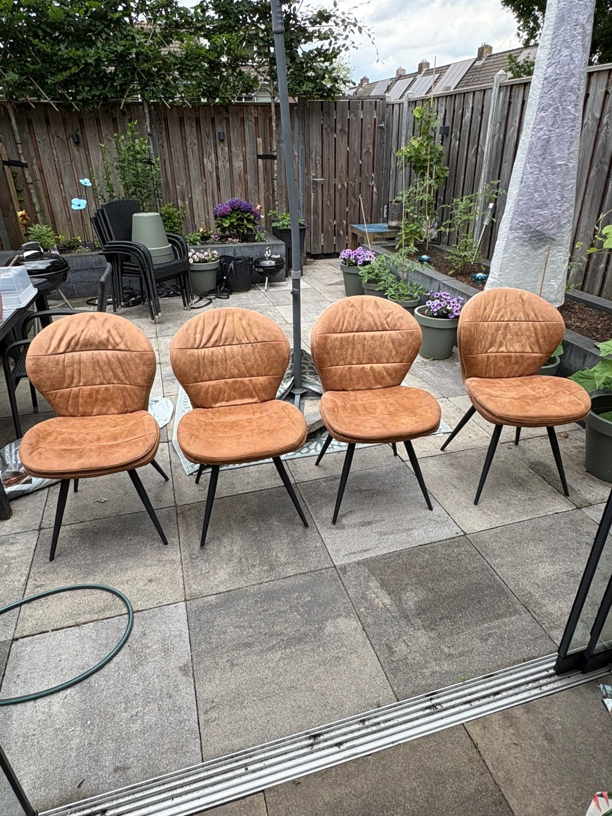 4 nette eetkamerstoelen cognac kleur zwart onderstel, Ophalen, Gebruikt, Overige kleuren, Vier