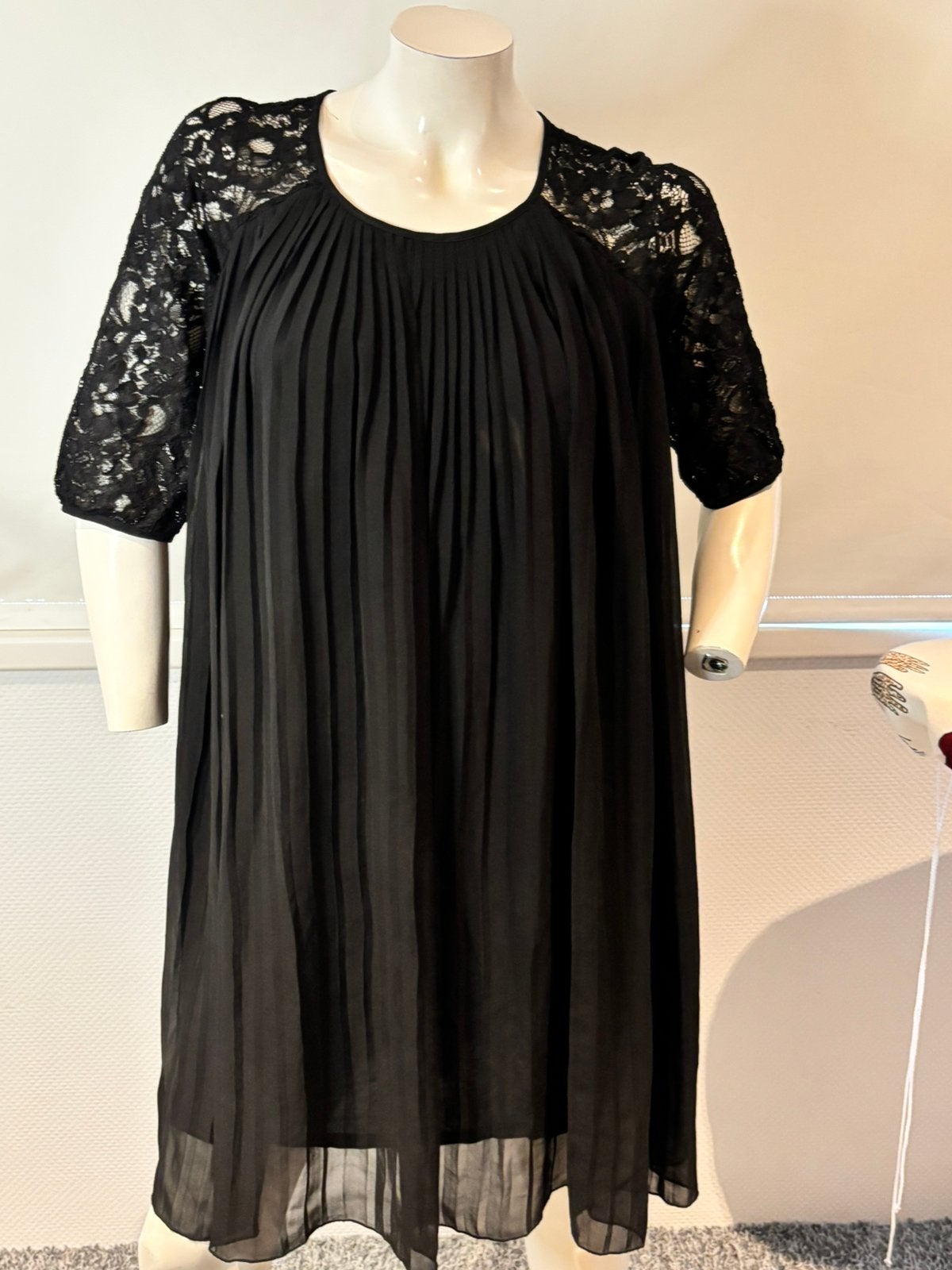 Twinset jurk met kant maat L, ., Zwart, Maat 42/44 (L), Ophalen of Verzenden
