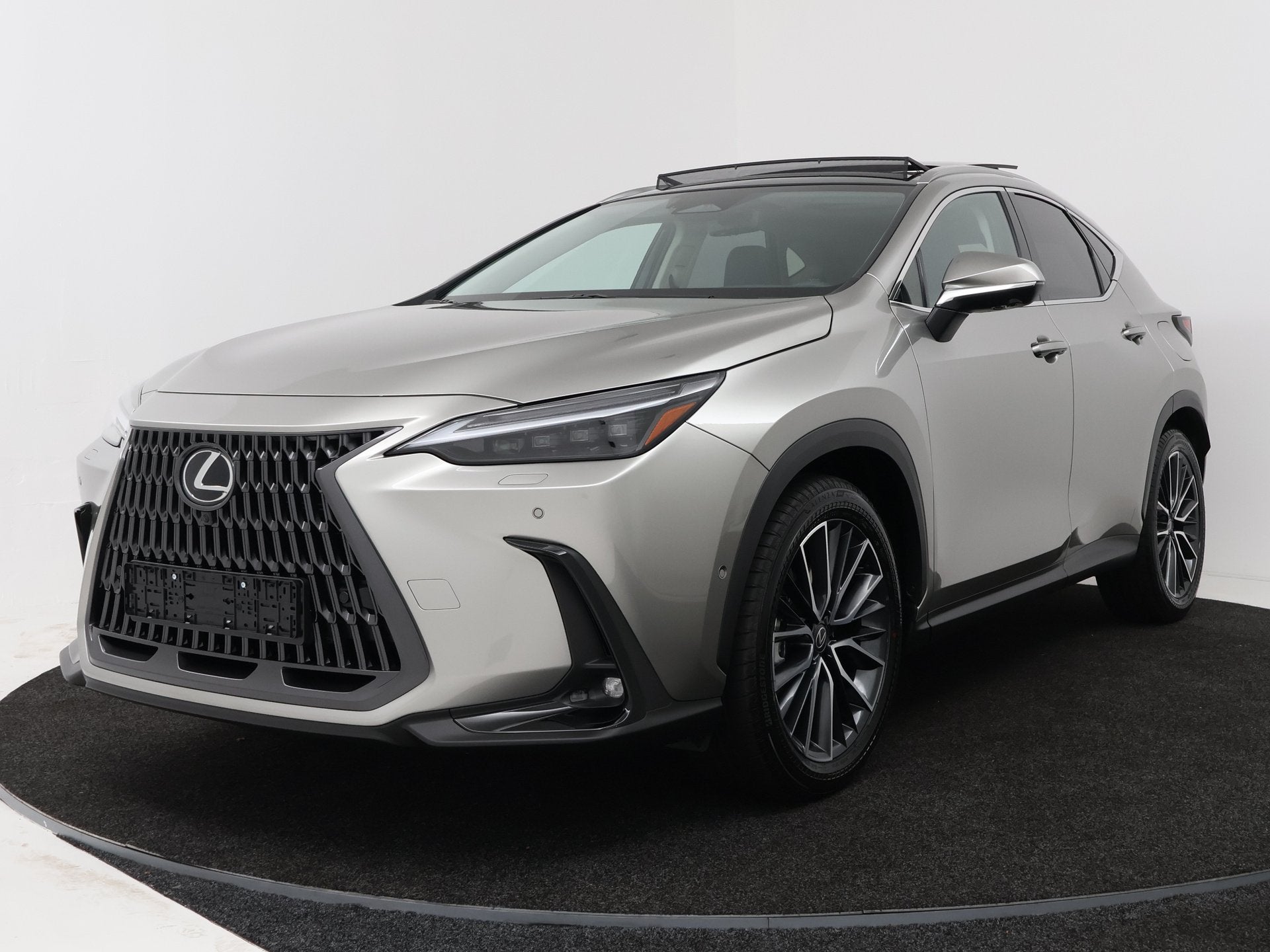 Lexus NX 450h+ AWD President Line | Trekhaak | Panoramadak |, 12 maanden, Zwart, 4 cilinders, Leder