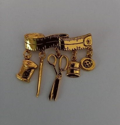 Goudkleurige broche meetlint met naaigerei  , Ophalen of Verzenden, Nieuw, Goud, Overige materialen