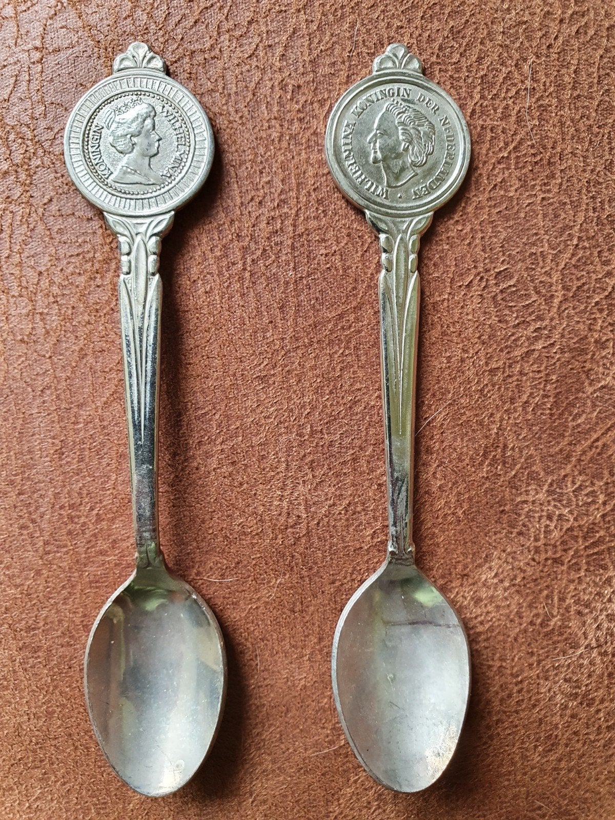 2 theelepels Wilhelmina 5 gulden en 5 cent, Ophalen of Verzenden, Gebruikt, Speld(je) of Lepel(tje)