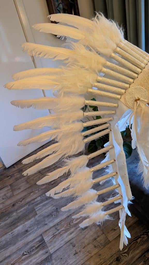 Prachtige Witte Indianentooi met Kraaltjes en Veren, Hobby en Vrije tijd, Ophalen of Verzenden, Nieuw, Handschoenen, Hoed of Pet