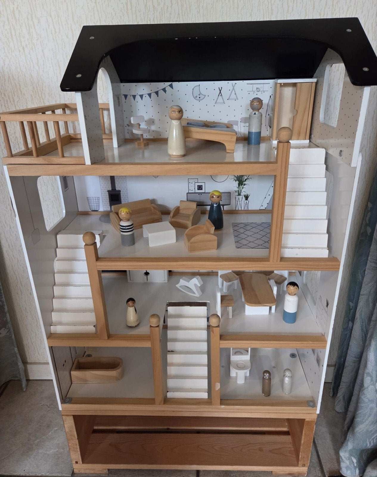 Groot houten poppenhuis met meubels en poppetjes, Kinderen en Baby's, Speelgoed | Poppenhuizen, Ophalen, Zo goed als nieuw, Poppenhuis