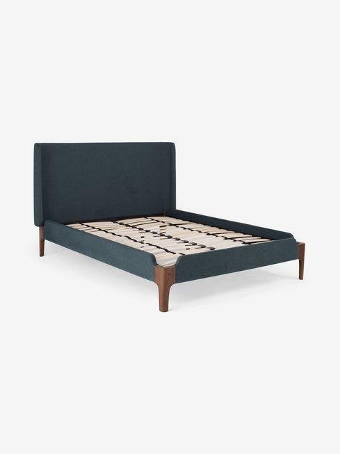 Mooi blauw bed met warme bruine houten poten, Ophalen, Gebruikt, Eenpersoons, Blauw