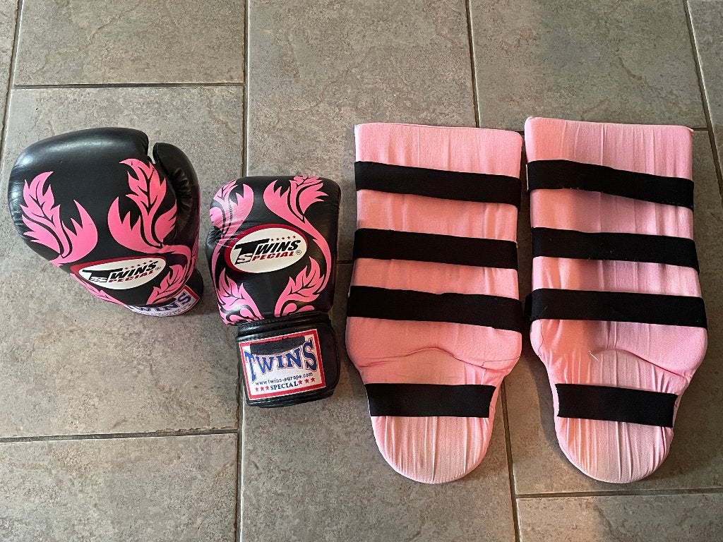 kickboks handschoenen en scheen beschermers, Ophalen of Verzenden, Gebruikt, Bokshandschoenen