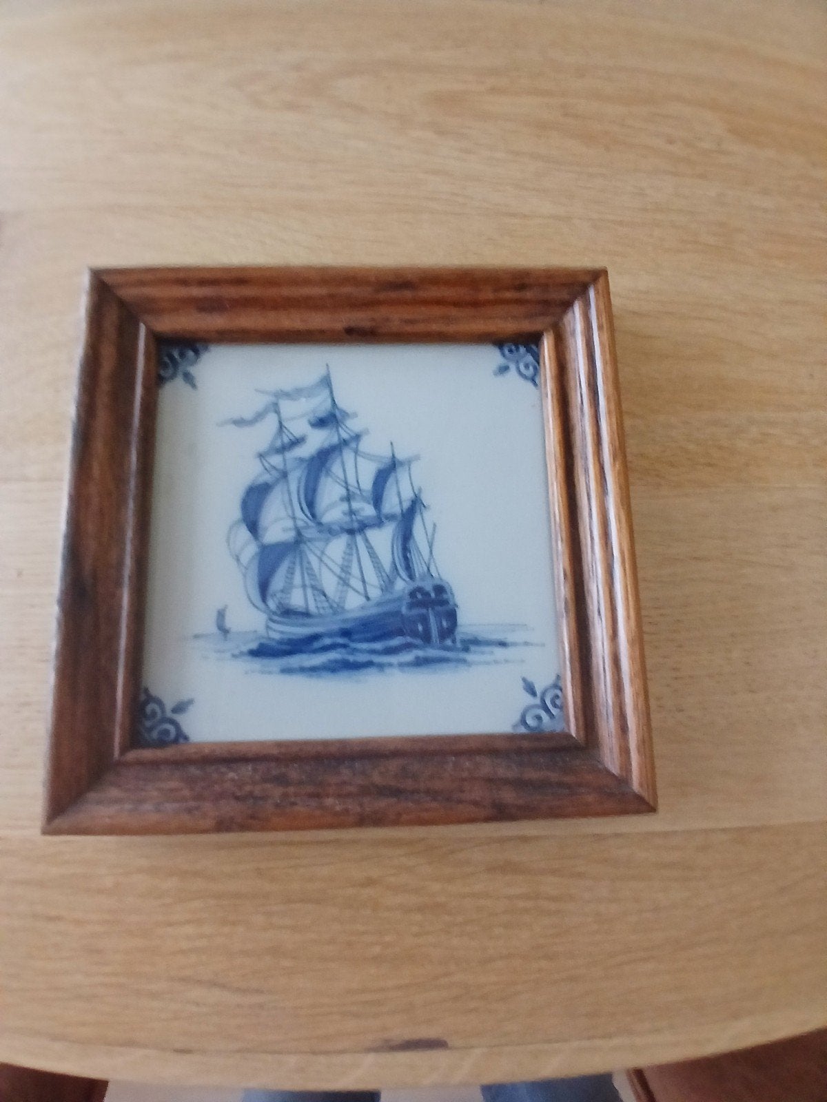 Oudhollandse Makkum tegel met zeilschip in houten lijst, Antiek en Kunst, Ophalen of Verzenden