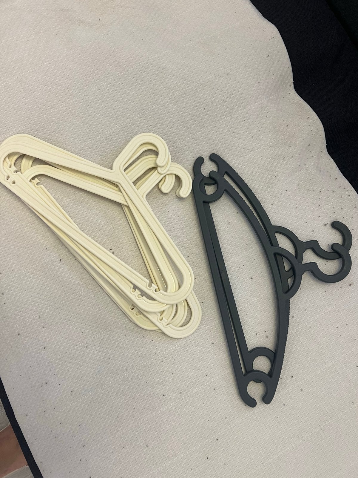 IKEA kledinghangers - 7 stuks (5x wit, 2x zwart), Ophalen of Verzenden, Gebruikt, Kunststof, Kinderen en Volwassenen