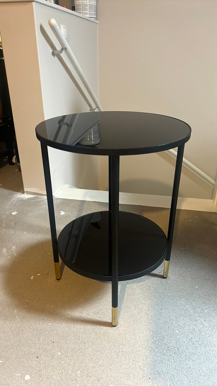 ÄSPERÖD IKEA bijzettafel goud/zwart glas, Huis en Inrichting, Ophalen, Gebruikt, Rond, 50 tot 100 cm