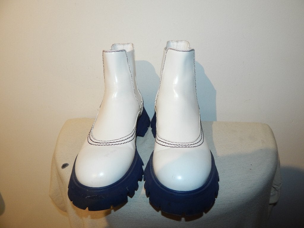 Alexander McQueen laarzen wit blauwe zool apart logo 39, Wit, Lage of Enkellaarzen, Ophalen of Verzenden, Gedragen