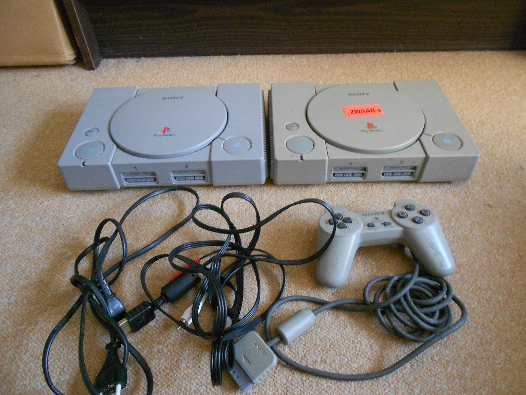 Playstation 1 , 2 stuks, Ophalen of Verzenden, Gebruikt, Met 1 controller