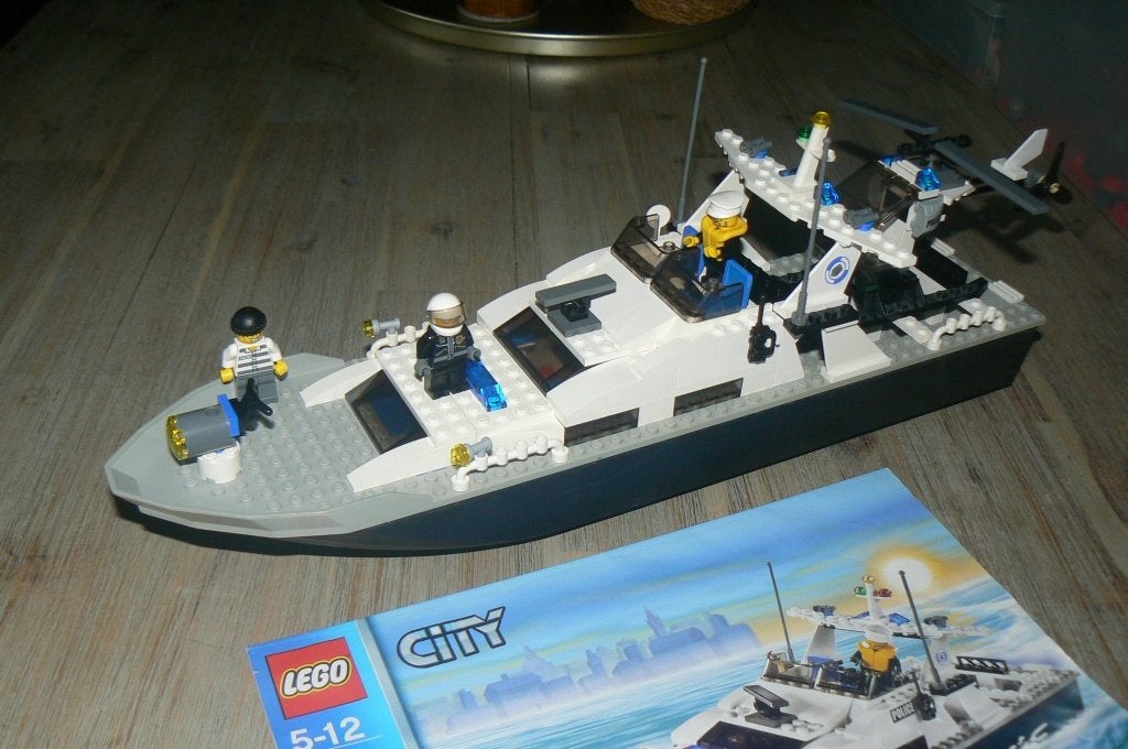Te koop: Lego Politieboot 7899 met boek, Kinderen en Baby's, Speelgoed | Duplo en Lego, Lego, Compleet, Ophalen of Verzenden, City