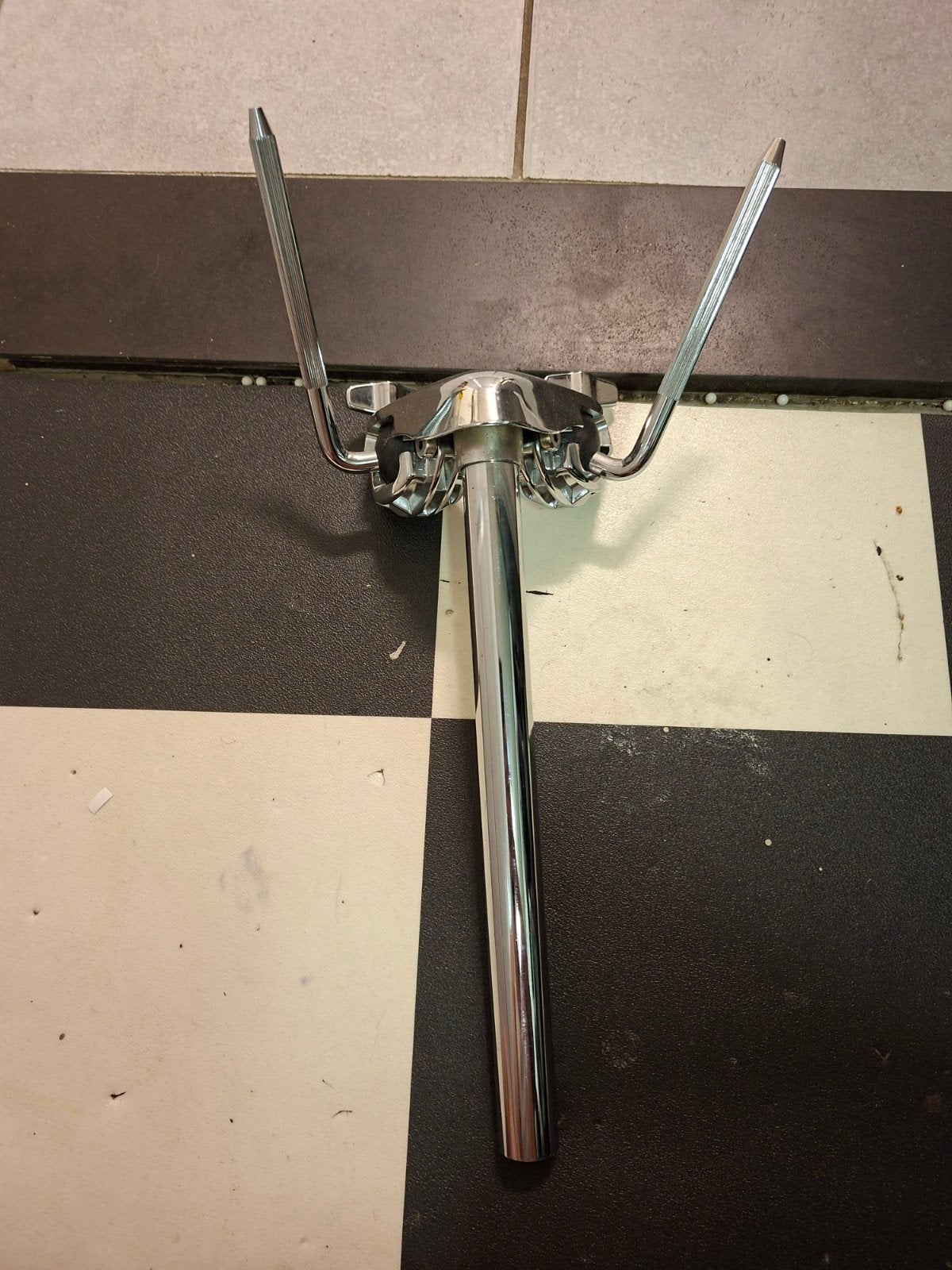 Tama dubbele tomhouder voor op basdrum, Ophalen of Verzenden, Zo goed als nieuw