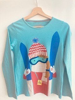 Longsleeve, shirt met skiër van Mini Boden mt, 146/152, Ophalen of Verzenden, Mini Boden, Meisje, Shirt of Longsleeve