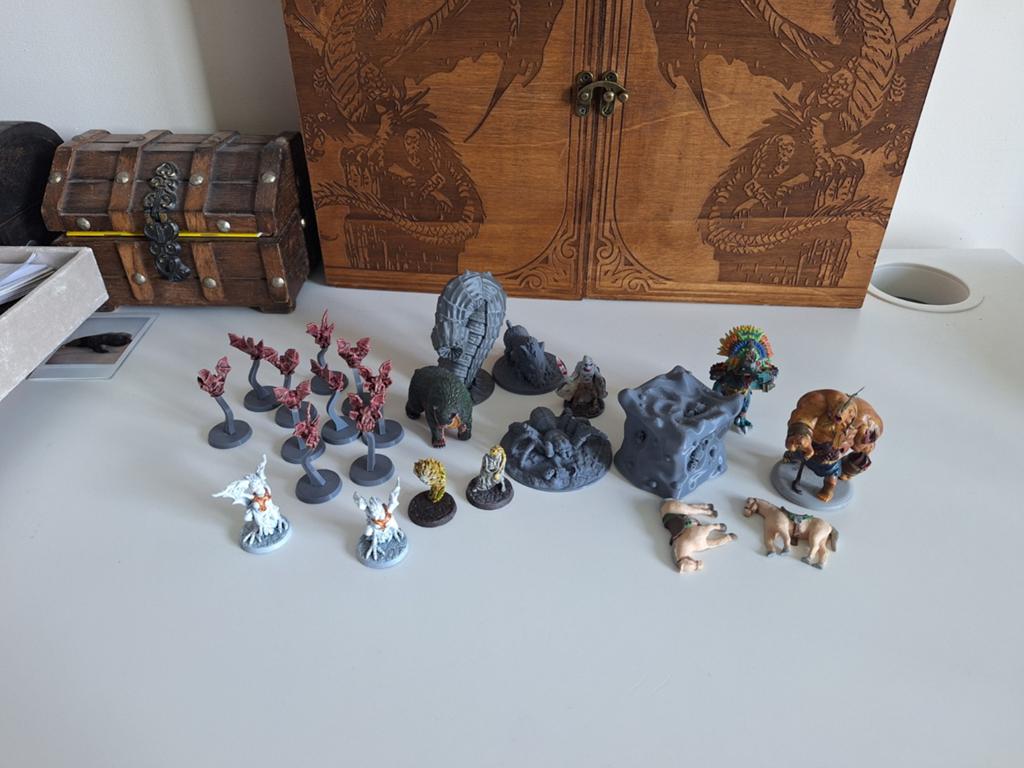 24 d&d dungeons and dragons minis painted and non painted bi, Verzamelen, Swarovski, Ophalen of Verzenden, Gebruikt, Figuurtje