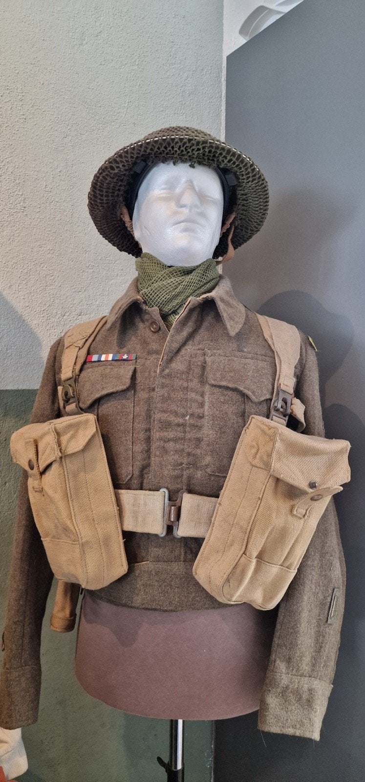 Canadees uniform met p37 webbing en helm + paspop, Verzamelen, Militaria | Algemeen, Landmacht, Kleding of Schoenen, Overige gebieden