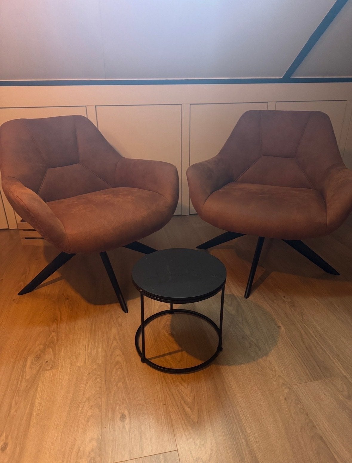 Set van 2 bruine fauteuils met bijzettafel, Huis en Inrichting, Stoelen, Ophalen, Twee, Bruin, Zo goed als nieuw