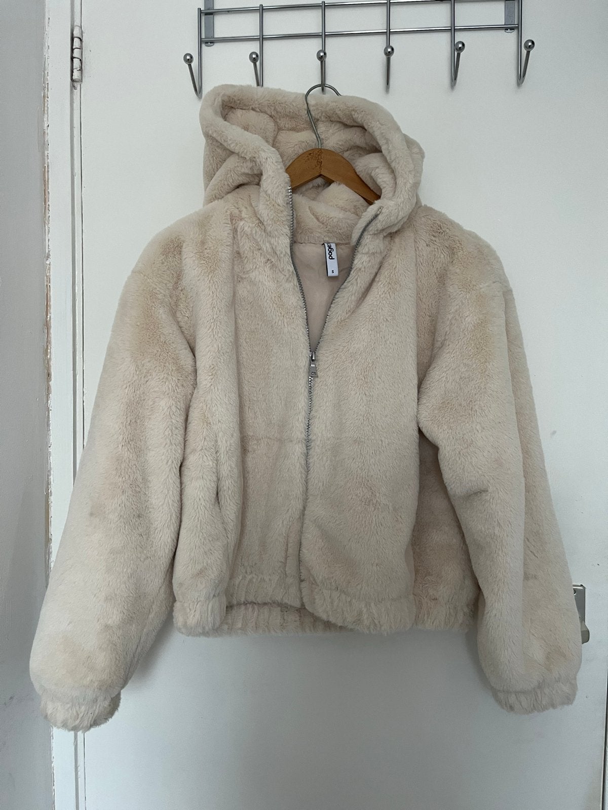 Zachte beige teddy jas met capuchon, Ophalen of Verzenden, Gedragen, Maat 36 (S), Beige