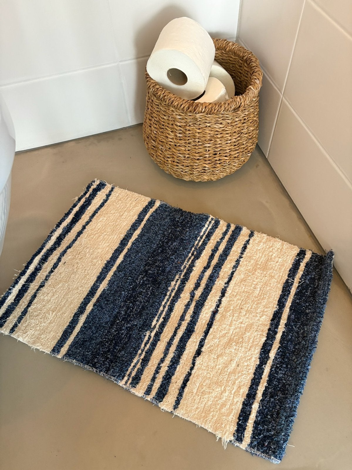 Blauw-beige gestreepte badmat of deurmat, Ophalen, Minder dan 50 cm, Gebruikt, 50 tot 100 cm
