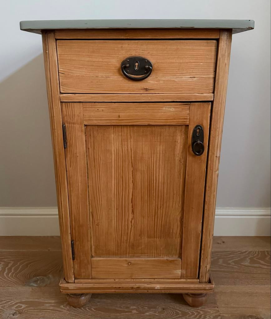 Vintage grenen nachtkastje met lade en deurtje, Huis en Inrichting, Slaapkamer | Nachtkastjes, Zo goed als nieuw, Ophalen of Verzenden